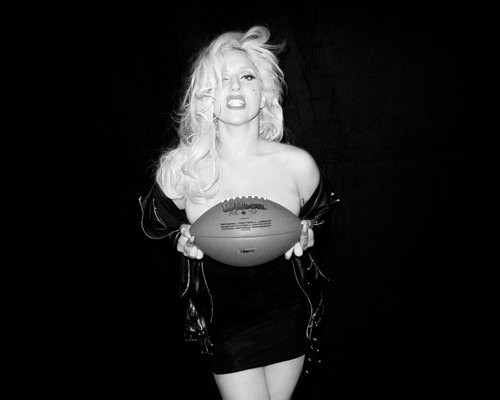 Lady Gaga luôn biết cách khiến fan hâm mộ phải tò mò về mọi thứ trên người mình.